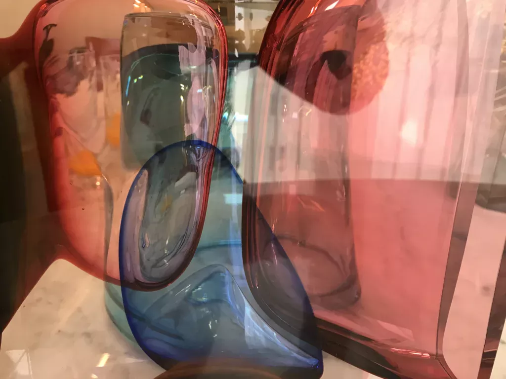 Des orbes de verre qui se chevauchent - l'inspiration pour le tapis SLIVERS de Deirdre Dyson