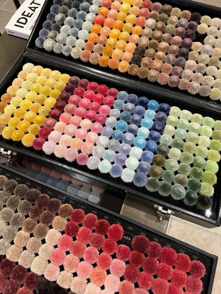 Une sélection parmi plus de 5 000 pompons en laine et en soie pour agrémenter votre tapis Deirdre Dyson