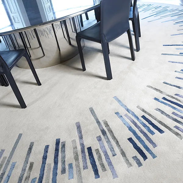 Détail de « BLUE BARS », un tapis sur mesure en laine et soie noué à la main par Deirdre Dyson