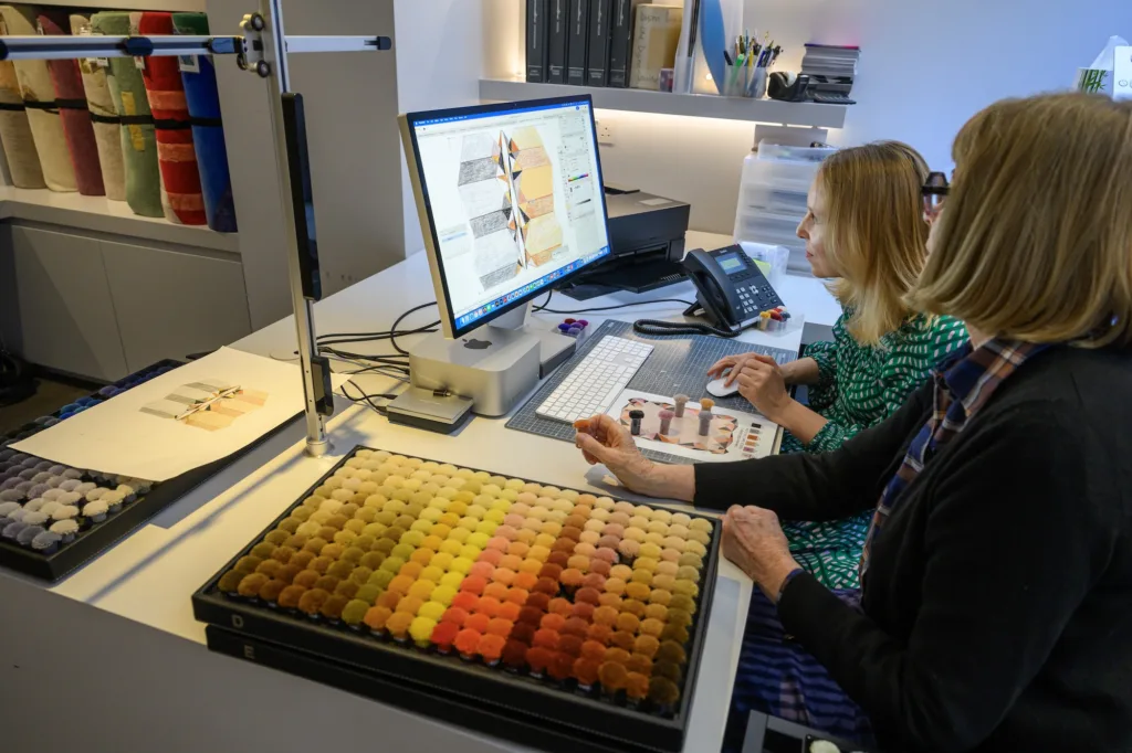 Deirdre Dyson et la créatrice Nichola choisissent les couleurs d'une version personnalisée du modèle CRYSTAL