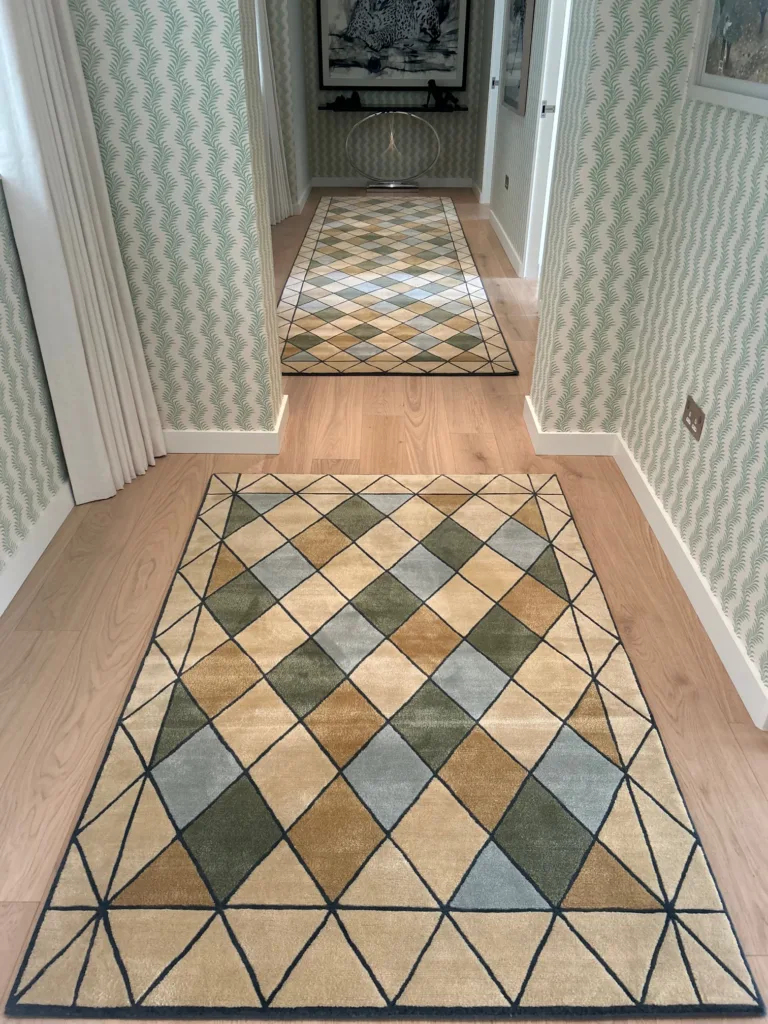 Les chemins de table « STAINED GLASS » de Deirdre Dyson, créés dans le cadre d'un projet de Charlotte Lane Fox Interiors